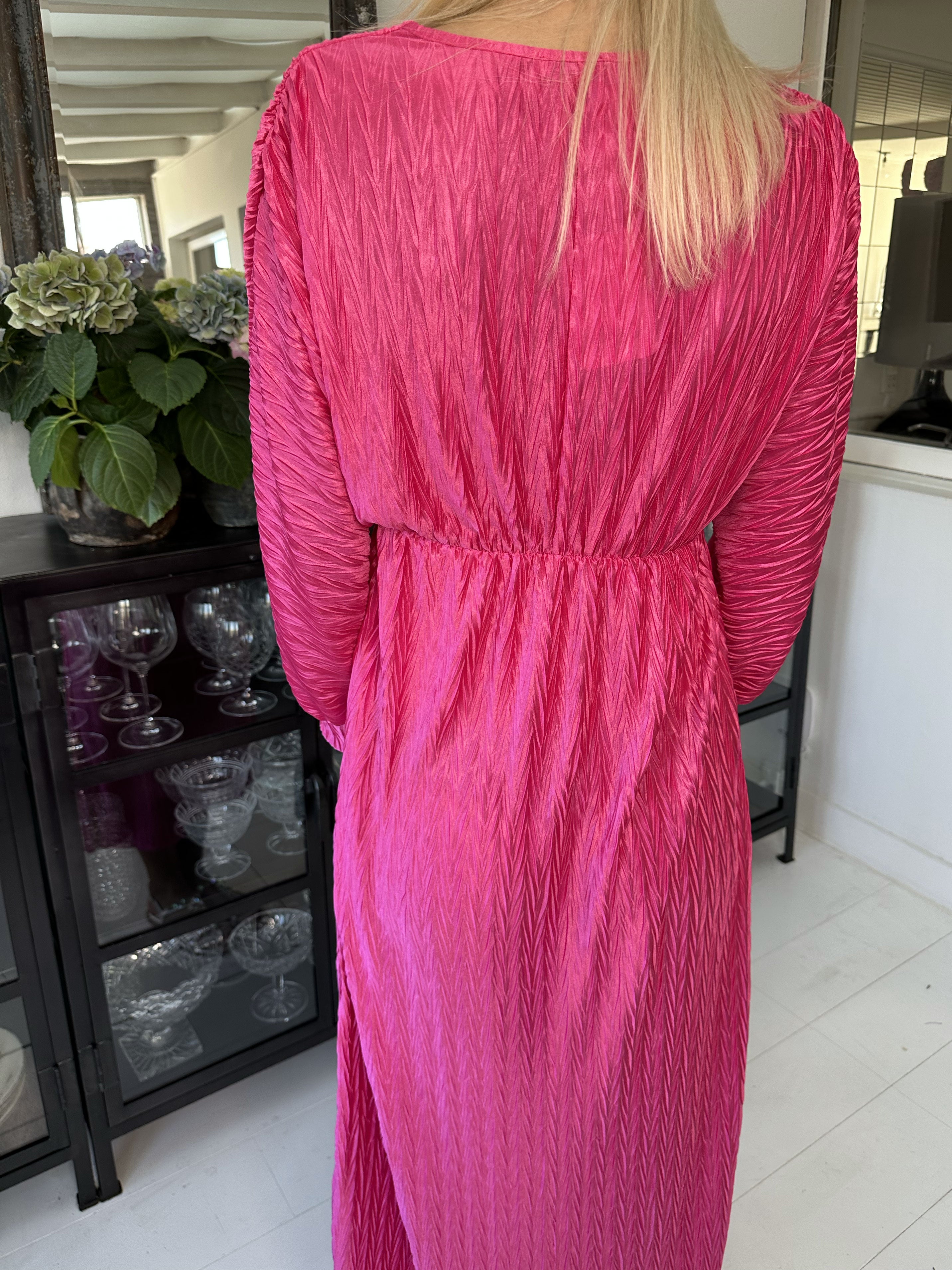 Love - Lang smuk plisseret kjole i shiny stof